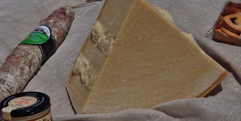 Il Parmigiano Reggiano prodotto in montagna, all’occhio, si distingue per via di una pasta più bianca.